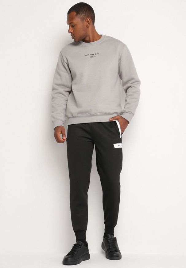 Born2be - Czarne Dresowe Spodnie z Ozdobnymi Wstawkami i Ściągaczami Riannia. Okazja: na co dzień. Kolor: czarny. Materiał: dresówka. Styl: sportowy, casual