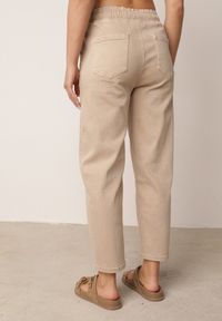 Born2be - Beżowe Bawełniane Jeansy Mom Fit z Wysokim Stanem i Wiązaniem w Talii Raeney. Okazja: na co dzień. Stan: podwyższony. Kolor: beżowy. Długość: krótkie. Styl: elegancki, casual #7