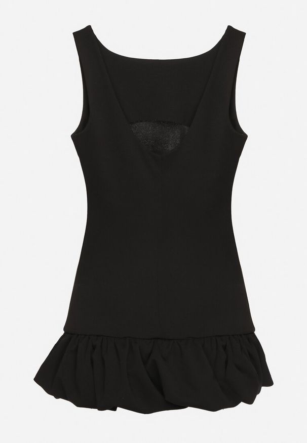 Born2be - Czarny Taliowany Kombinezon Ozdobiony Falbanką Semiriela. Okazja: na co dzień. Kolor: czarny. Wzór: aplikacja. Styl: klasyczny, casual