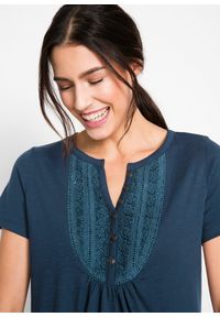 bonprix - T-shirt z przędzy mieszankowej z krótkimi rękawami. Typ kołnierza: typu henley. Kolor: niebieski. Materiał: bawełna, koronka. Długość rękawa: krótki rękaw. Długość: krótkie. Wzór: koronka #2