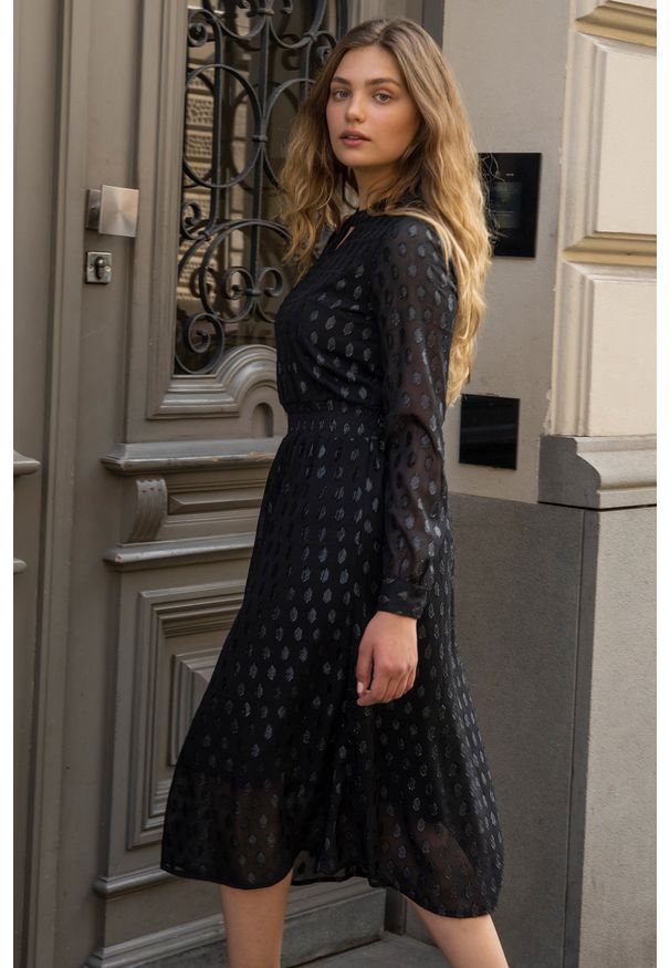 Greenpoint - Elegancka, szyfonowa sukienka z połyskującą nitką. Materiał: szyfon. Styl: elegancki