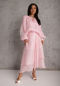 Renee - Różowa Rozkloszowana Sukienka Wieczorowa z Szyfonowej Tkaniny Amanna. Kolor: różowy. Materiał: tkanina, szyfon. Wzór: gładki, aplikacja. Typ sukienki: rozkloszowane. Styl: wizytowy #1