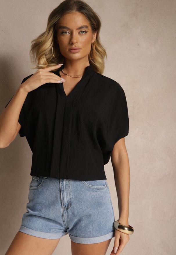 Renee - Czarna Bluzka Oversize z Wiskozą o Kroju Nietoperz z Dekoltem w Serek Davithiel. Okazja: na co dzień. Typ kołnierza: dekolt w serek. Kolor: czarny. Materiał: wiskoza. Styl: casual, elegancki