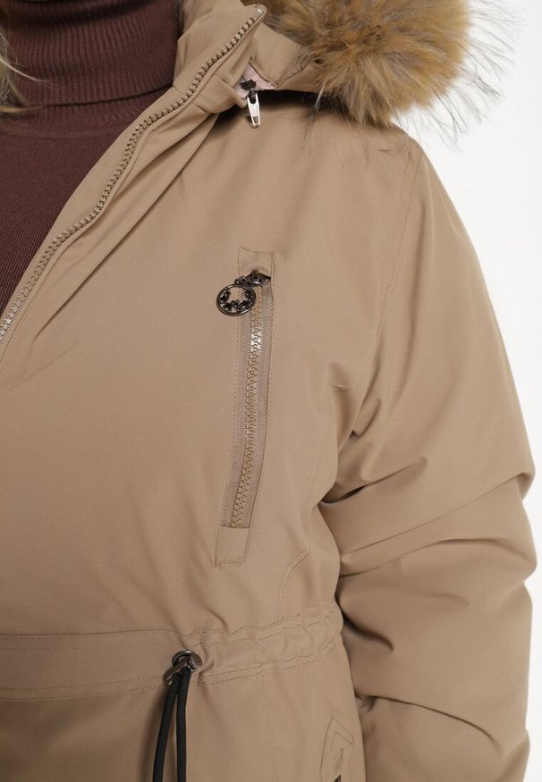 Born2be - Ciemnobeżowa Kurtka Parka Ocieplana z Troczkami i Odpinanym Kapturem Innorina. Kolor: beżowy. Materiał: jeans. Długość rękawa: długi rękaw. Długość: długie. Sezon: zima