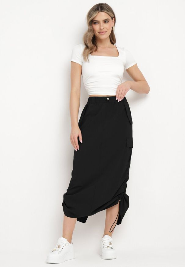 Born2be - Czarna Spódnica z Kieszeniami w Stylu Cargo na Dole Ściągacze ze Stoperem Obilasa. Okazja: na co dzień. Kolor: czarny. Materiał: tkanina. Styl: casual, elegancki, klasyczny