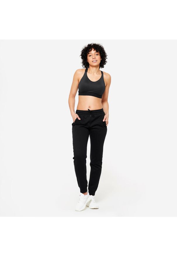 DOMYOS - Spodnie dresowe damskie Domyos Gym & Pilates slim. Kolor: czarny. Materiał: dresówka. Sport: joga i pilates