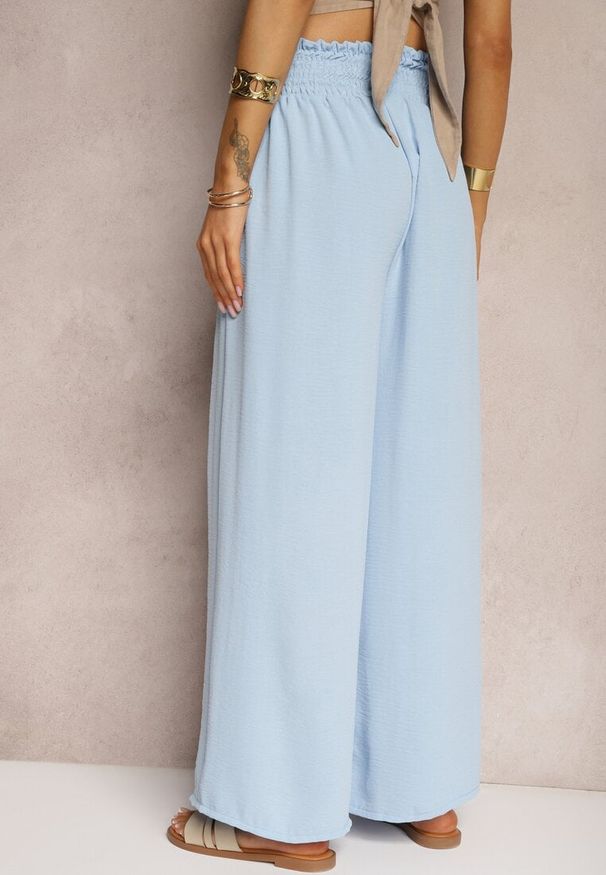 Renee - Jasnoniebieskie Spodnie High Waist z Szerokimi Nogawkami i Gumką w Pasie Risabessa. Okazja: na co dzień. Stan: podwyższony. Kolor: niebieski. Styl: casual, elegancki