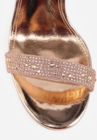 Renee - Szampańskie Brokatowe Sandały na Klepsydrowej Szpilce z Drobnymi Cyrkoniami Isoldis. Okazja: na wesele, na sylwestra, na studniówkę, na ślub cywilny. Zapięcie: sprzączka. Kolor: złoty. Wzór: aplikacja. Styl: elegancki, glamour #9