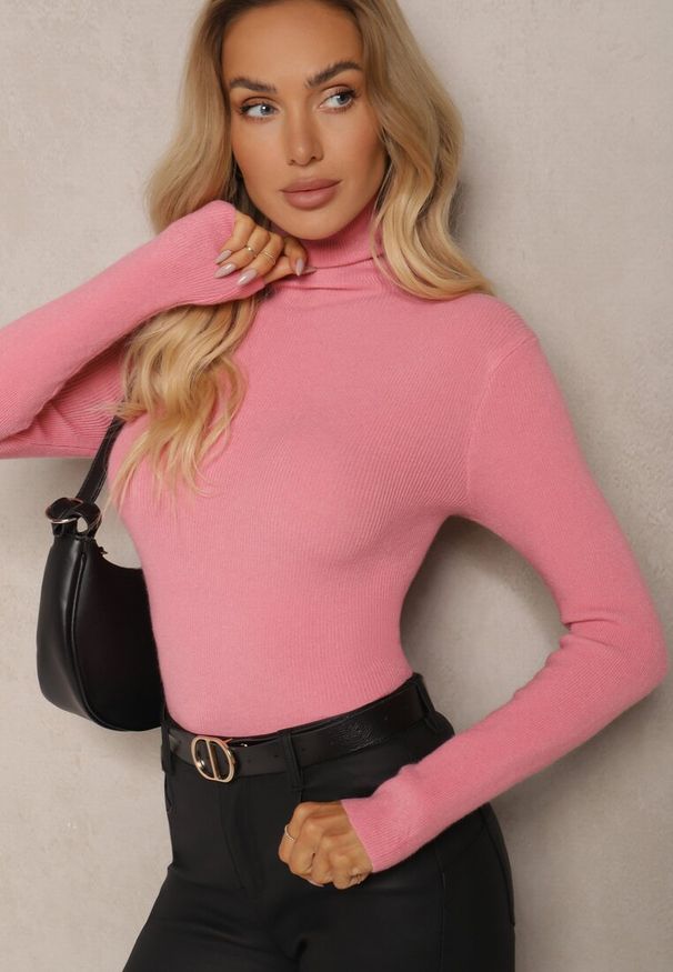Renee - Różowy Golf z Wełną w Klasycznym Stylu Florinelle. Okazja: do pracy, na spotkanie biznesowe, na co dzień. Typ kołnierza: golf. Kolor: różowy. Materiał: wełna. Długość rękawa: długi rękaw. Długość: długie. Wzór: aplikacja. Styl: klasyczny