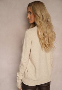 Renee - Beżowy Sweter o Klasycznym Kroju z Wełną Mairissa. Okazja: na co dzień, na spotkanie biznesowe, na spacer. Kolor: beżowy. Materiał: wełna. Styl: klasyczny #5