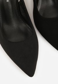 Renee - Czarne Czółenka na Słupku Typu Slingback Tareina. Okazja: na co dzień. Zapięcie: sprzączka. Kolor: czarny. Materiał: prążkowany, jeans. Obcas: na słupku. Styl: casual, elegancki #7