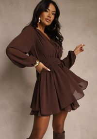 Renee - Brązowa Siateczkowa Sukienka o Rozkloszowanym Kroju z Dekoltem w Serek Zennela. Okazja: na co dzień. Typ kołnierza: dekolt w serek. Kolor: brązowy. Materiał: poliester, jeans. Typ sukienki: rozkloszowane. Styl: casual, elegancki #1