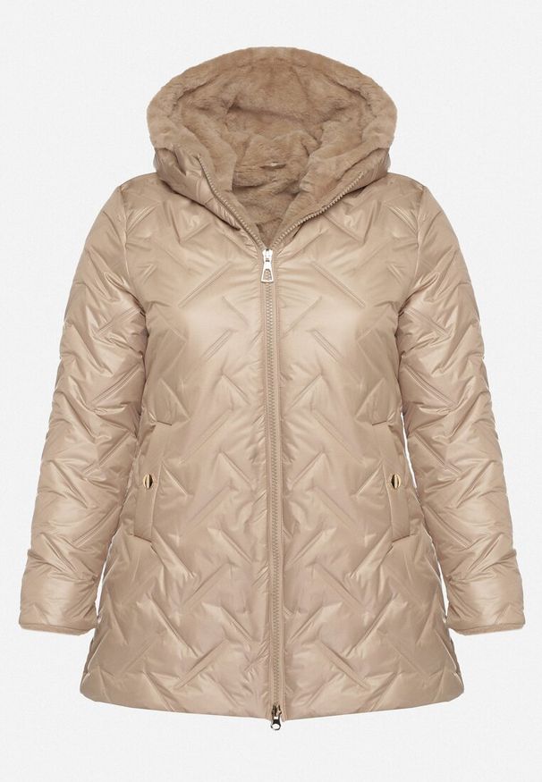 Born2be - Ciemnobeżowa Pikowana Kurtka z Kapturem i Futrzaną Wyściółką Navea. Okazja: na co dzień, na spotkanie biznesowe, do pracy. Typ kołnierza: kaptur. Kolekcja: plus size. Kolor: beżowy, brązowy. Materiał: futro. Wzór: ze splotem. Styl: biznesowy, casual