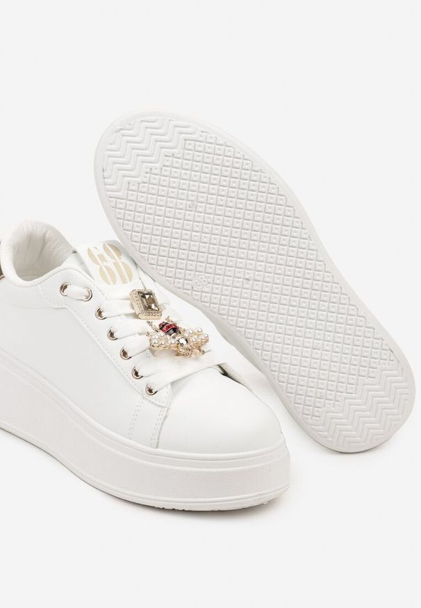 Born2be - Białe Płaskie Sneakersy z Aplikacją Pszczoły i Cyrkoniami Vlionea. Okazja: na co dzień. Zapięcie: sznurówki. Kolor: biały. Materiał: jeans. Wzór: aplikacja