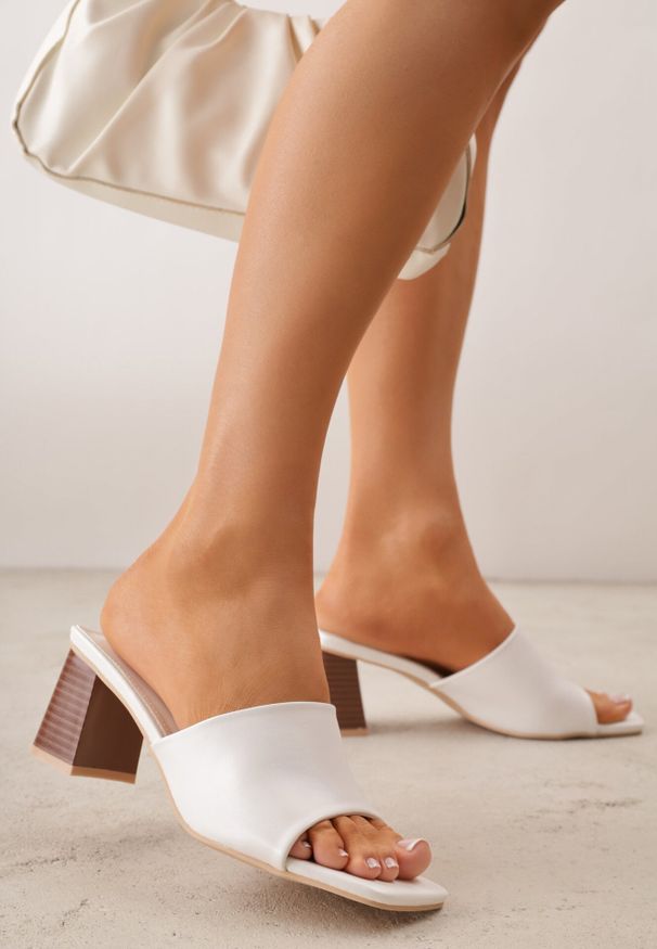 Born2be - Białe Minimalistyczne Klapki na Słupku z Odkrytym Kwadratowym Noskiem Monaera. Okazja: na co dzień, na ślub cywilny, na wesele. Kolor: biały. Wzór: gładki. Obcas: na słupku. Styl: casual, elegancki