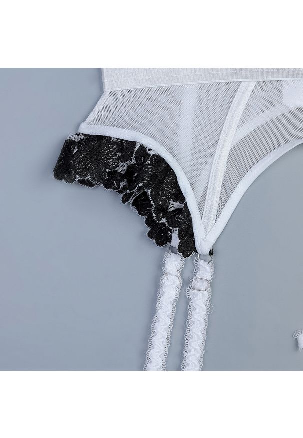 Intica - Komplet bielizny z haftem i pończochami Nikita. Kolor: czarny. Materiał: materiał. Wzór: haft