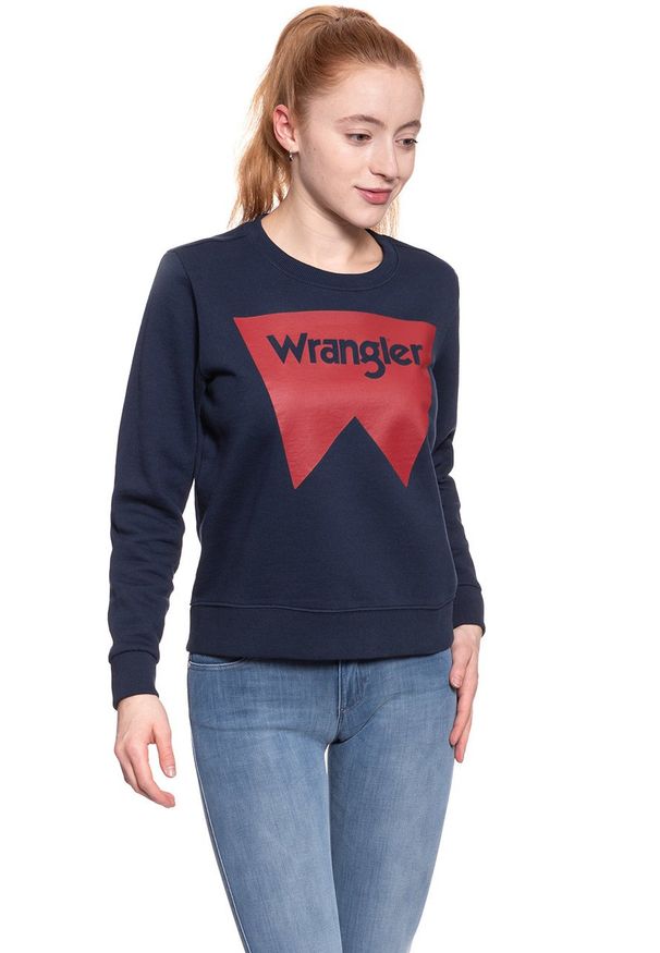Wrangler - BLUZA WRANGLER DAMSKA LOGO CREW NAVY W6087HY35 112130466. Okazja: na co dzień, na randkę, na spacer, na imprezę. Materiał: materiał, jeans, bawełna, guma. Długość rękawa: długi rękaw. Długość: krótkie. Wzór: napisy, nadruk, aplikacja. Sezon: lato. Styl: casual