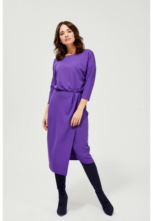 MOODO - Dzianinowa sukienka z okrągłym dekoltem kolor fioletowy. Kolor: fioletowy. Materiał: dzianina