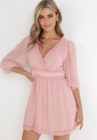 Born2be - Różowa Sukienka Taphionis. Typ kołnierza: kołnierz z falbankami. Kolor: różowy. Materiał: tkanina. Typ sukienki: kopertowe. Długość: mini #1