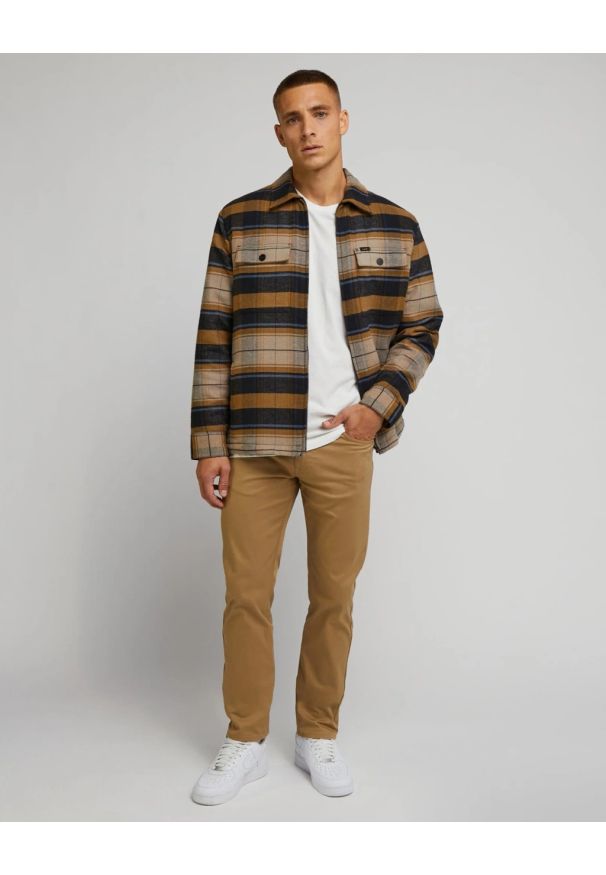 Lee - LEE MĘSKIE SPODNIE MATERIAŁOWE DAREN ZIP FLY CLAY 112345389 L707014418. Materiał: materiał