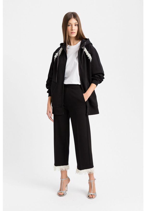 TwinSet - Czarna bluza z perłowymi frędzlami Twinset. Typ kołnierza: kaptur. Kolor: czarny. Materiał: prążkowany, bawełna