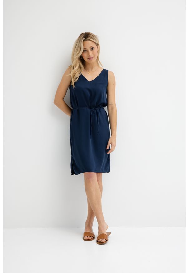 SUKIENKA CRISTY NAVY L - Flawless. Materiał: tkanina, wiskoza. Sezon: lato. Typ sukienki: proste, sportowe. Styl: sportowy, wizytowy. Długość: mini