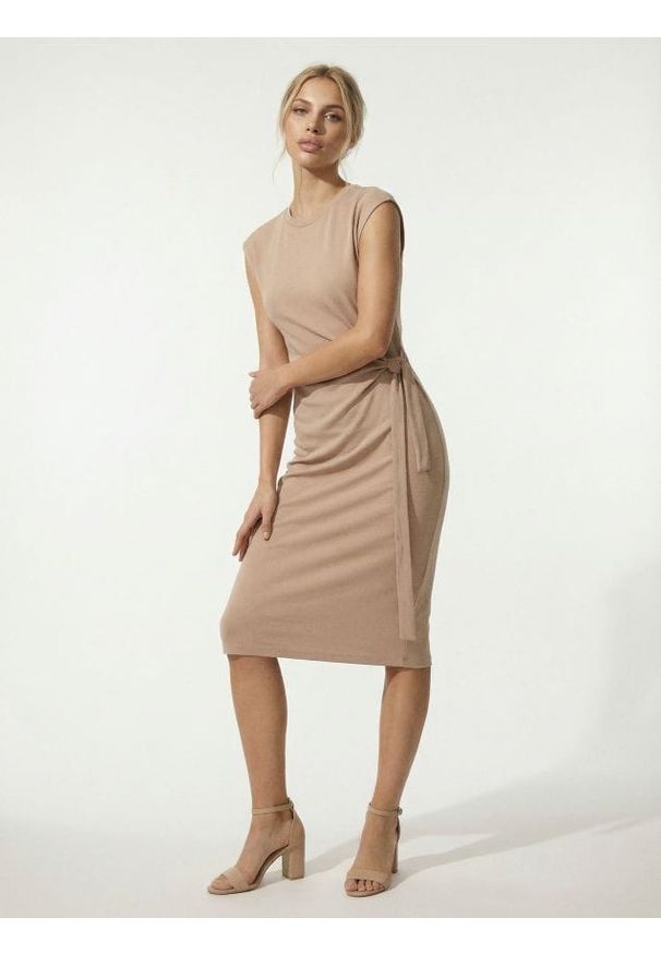 Sinsay - Bawełniana sukienka midi z dekoracyjnym wiązaniem i rozcięciem - beżowy. Kolor: beżowy. Materiał: bawełna. Długość: midi