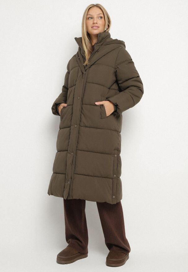 Born2be - Ciemnozielona Długa Pikowana Kurtka z Kapturem Acaltte. Typ kołnierza: kaptur. Kolekcja: plus size. Kolor: zielony. Materiał: jeans. Długość: długie. Sezon: zima. Styl: klasyczny