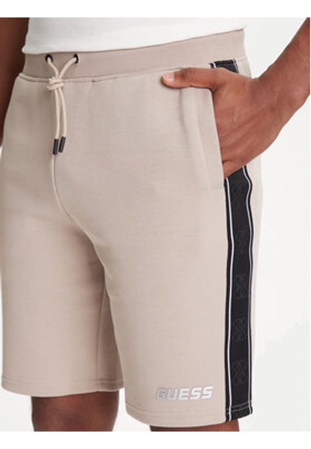 Guess Szorty sportowe Z4RD04 KB3P2 Beżowy Regular Fit. Kolor: beżowy. Materiał: bawełna. Styl: sportowy