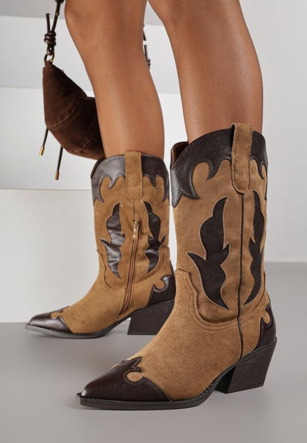 Born2be - Brązowe Kozaki Typu Kowbojki na Stożkowym Obcasie Ozdobione Tłoczeniem Astille. Okazja: na co dzień. Kolor: brązowy. Materiał: jeans. Wzór: aplikacja. Obcas: na obcasie. Styl: casual, elegancki. Wysokość obcasa: średni