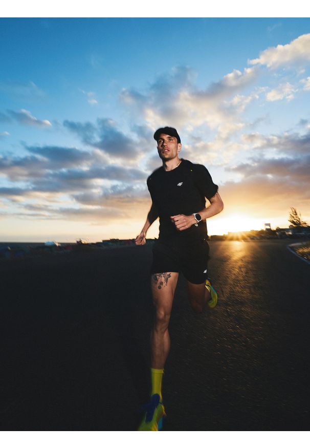 4f - 4F Koszulka do biegania szybkoschnąca męska - czarna M. Kolor: czarny. Materiał: materiał, włókno. Długość: długie. Sport: bieganie, fitness