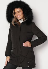 Born2be - Czarna Pikowana Kurtka o Przedłużonym Fasonie z Kapturem i Futerkiem Valora. Typ kołnierza: kaptur. Kolor: czarny. Materiał: futro #1