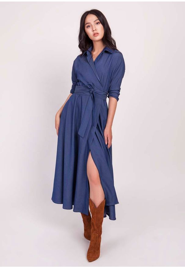 Lanti - Jeansowa Rozkloszowana Sukienka z Kopertowym Dekoltem. Materiał: jeans. Typ sukienki: kopertowe
