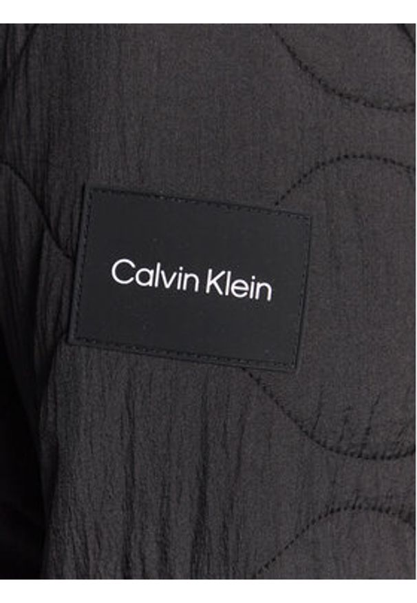 Calvin Klein Kurtka przejściowa Crinkle K10K110680 Czarny Regular Fit. Kolor: czarny. Materiał: syntetyk