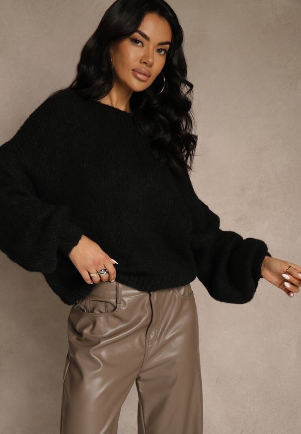 Renee - Czarny Oversizowy Sweter z Dodatkiem Wełny Zdobiony Węzłem Lawedana. Kolor: czarny. Materiał: wełna. Wzór: aplikacja