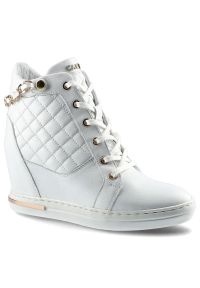 Białe Sneakersy Carinii Damskie Stylowe Obuwie. Kolor: biały. Materiał: jeans, skóra. Szerokość cholewki: normalna. Obcas: na koturnie. Styl: elegancki #1