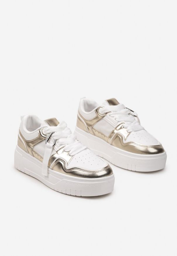 Born2be - Biało-Złote Sneakersy na Grubej Podeszwie z Ozdobnymi Sznurówkami i Zawieszką Xalenia. Okazja: na co dzień. Nosek buta: okrągły. Zapięcie: sznurówki. Kolor: biały. Materiał: jeans, materiał. Obcas: na obcasie. Wysokość obcasa: niski