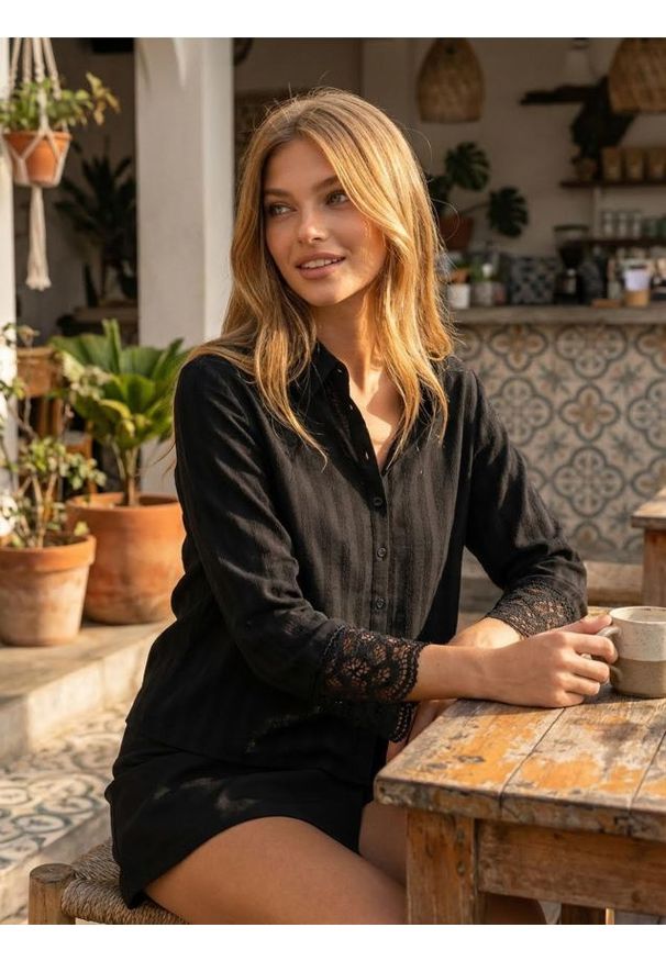 Sinsay - Bawełniana teksturowana koszula z koronkowym mankietem - czarny. Kolor: czarny. Materiał: bawełna, koronka