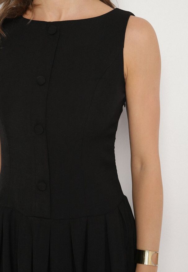 Born2be - Czarna Sukienka z Plisowanym Dołem Tunelia. Okazja: na co dzień. Kolor: czarny. Styl: elegancki, casual, klasyczny