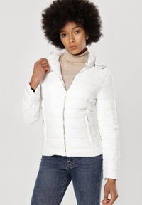 Born2be - Biała Kurtka Pikowana Przejściowa Ryrvyra. Kolor: biały. Materiał: polar. Sezon: jesień. Styl: klasyczny #1