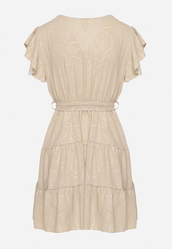 Born2be - Beżowa Kopertowa Sukienka Ozdobiona Falbanami i Paskiem Liliessa. Okazja: na co dzień. Typ kołnierza: dekolt w kształcie V. Kolor: beżowy. Wzór: aplikacja. Typ sukienki: kopertowe. Styl: klasyczny, casual, elegancki