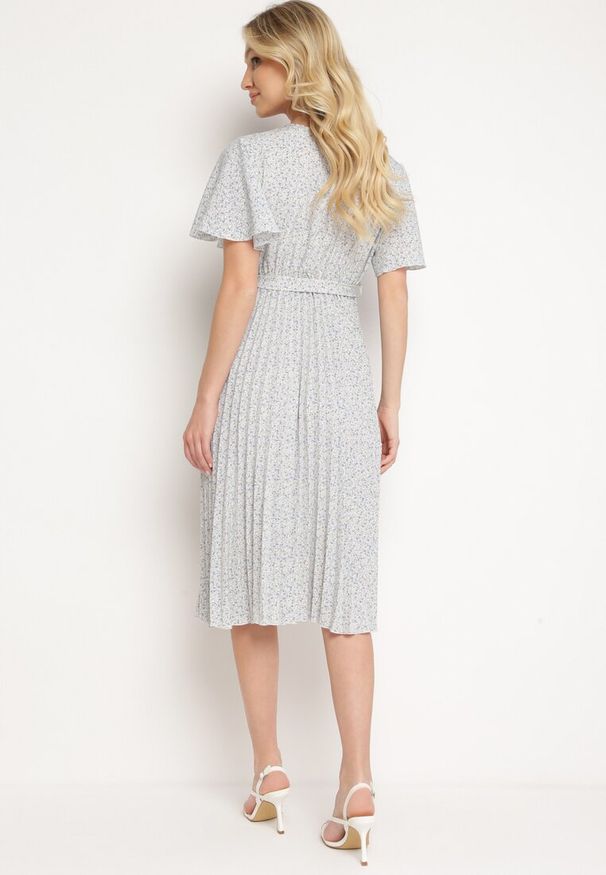 Born2be - Beżowo-Fioletowa Rozkloszowana Sukienka z Gumką w Pasie i Materiałowym Paskiem Prissa. Okazja: na co dzień. Typ kołnierza: dekolt w kształcie V. Kolor: beżowy. Materiał: materiał. Długość rękawa: krótki rękaw. Styl: casual, elegancki