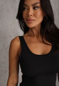 Renee - Czarny Top Sportowy z Dekoltem i Skrzyżowanymi Paskami na Plecach Helynore. Kolor: czarny. Długość rękawa: na ramiączkach. Wzór: paski. Styl: sportowy #7