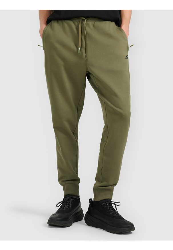 4f - 4F Spodnie dresowe joggery męskie - khaki L. Kolor: wielokolorowy, oliwkowy, brązowy. Materiał: dresówka. Sport: turystyka piesza, fitness