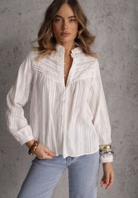 Renee - Biała Koszula z Bawełny ze Stójką Ozdobiona Koronkowymi Lamówkami Ilielia. Okazja: na co dzień, na randkę. Typ kołnierza: kołnierzyk stójkowy. Kolor: biały. Materiał: bawełna, koronka. Wzór: aplikacja. Styl: casual #5