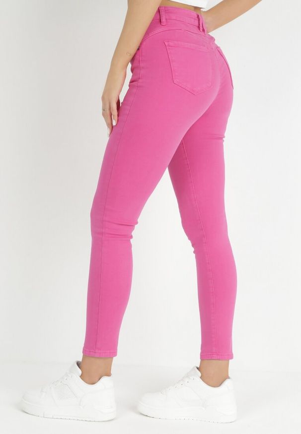 Born2be - Fuksjowe Jeansy Skinny z Regularnym Stanem Ingas. Kolor: różowy. Długość: krótkie. Wzór: gładki