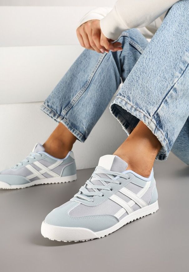 Renee - Jasnoniebieskie Sneakersy na Płaskiej Podeszwie z Geometrycznym Wzorem Rivmi. Okazja: do pracy, na co dzień. Zapięcie: sznurówki. Kolor: niebieski. Materiał: jeans. Wzór: geometria. Obcas: na płaskiej podeszwie