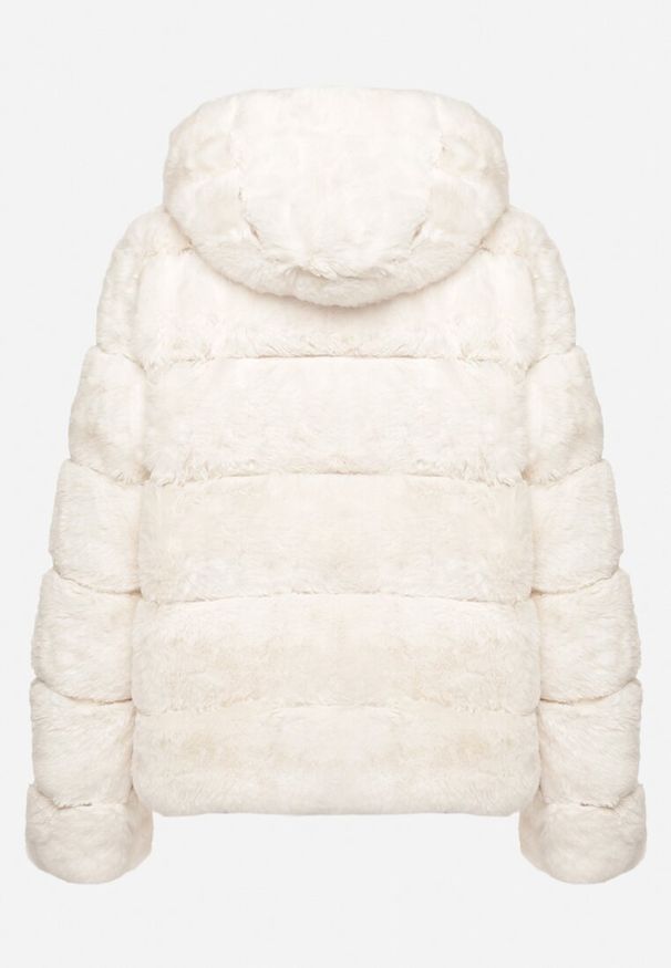 Born2be - Jasnobeżowa Kurtka Futrzana z Pikowaniem z Nieodpinanym Kapturem i Kieszeniami Sovinka. Okazja: na co dzień. Kolekcja: plus size. Kolor: beżowy. Materiał: futro. Długość rękawa: długi rękaw. Długość: długie. Sezon: zima. Styl: casual, elegancki