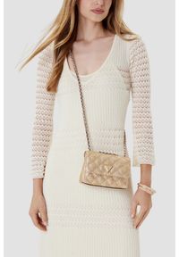 Guess - GUESS Złota kopertówka damska Giully Mini 2. Kolor: złoty. Styl: wizytowy, casual, elegancki #3