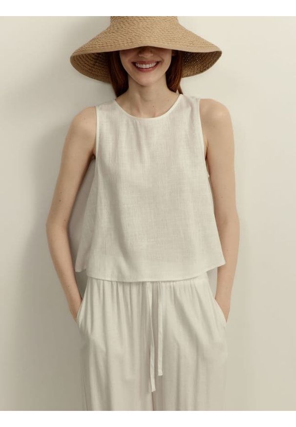 Reserved - Top z dodatkiem lnu - biały. Kolor: biały. Materiał: len